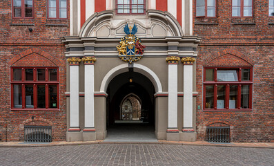 Barockportal des Rathaus Stralsund mit dem historischen Wappen
