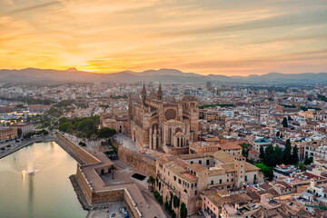 Fototapeta na wymiar The Cathedral La Seu at Sunset in Palma de Mallorca