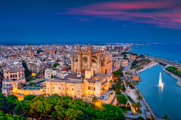 The Cathedral La Seu at Sunset in Palma de Mallorca - obrazy, fototapety, plakaty
