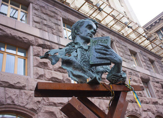 Monument to the poet Taras Shevchenko near the mayor's office in Kyiv, UKraine - obrazy, fototapety, plakaty