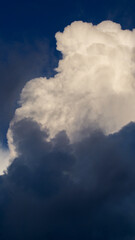 Ciel de traîne après le passage d'une perturbation.  De nombreuses averses continuent de se succéder