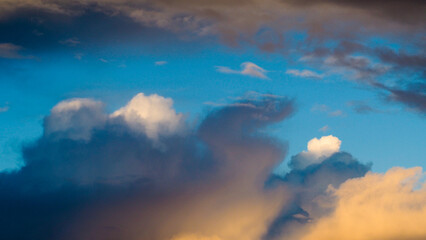 Obraz premium Ciel de traîne après le passage d'une perturbation. De nombreuses averses continuent de se succéder