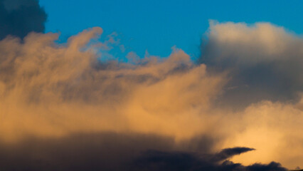 Ciel de traîne après le passage d'une perturbation.  De nombreuses averses continuent de se succéder