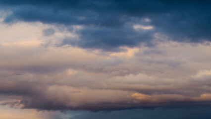 Ciel de traîne après le passage d'une perturbation.  De nombreuses averses continuent de se succéder