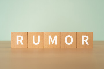 噂のイメージ｜「RUMOR」と書かれたブロック
