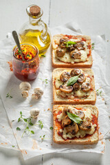 Crunchy toasts made of mushrooms, pepper and cheese.