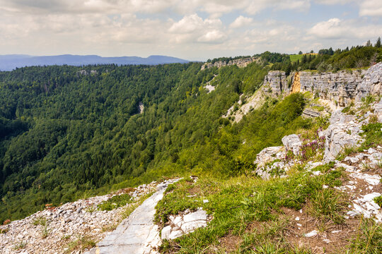 Sur la cr&ecirc;te du cirque d&rsquo;Orvaz, Jura, Ain, Auvergne-Rh&ocirc;ne-Alpes, France