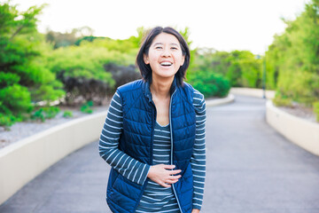 お腹を抱えて大笑いする女性