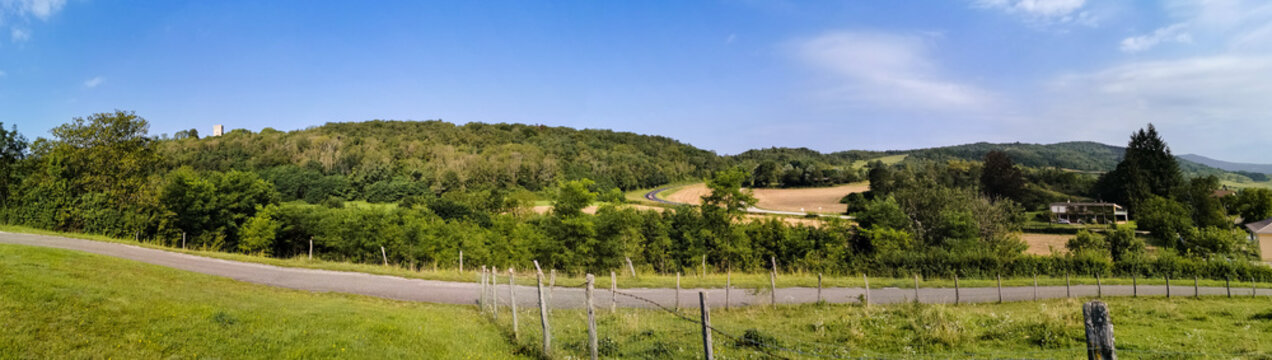 Vue sur le ch&acirc;teau de Jasseron et la plaine de Bresse, Ain, Auvergne-Rh&ocirc;ne-Alpes, France
