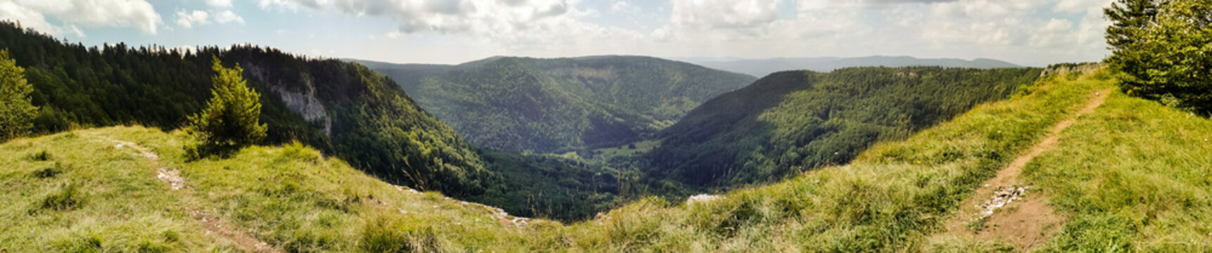Sentier de d&eacute;couverte sur les cr&ecirc;tes du cirque d&rsquo;Orvaz, Jura, Ain, Auvergne-Rh&ocirc;ne-Alpes, France