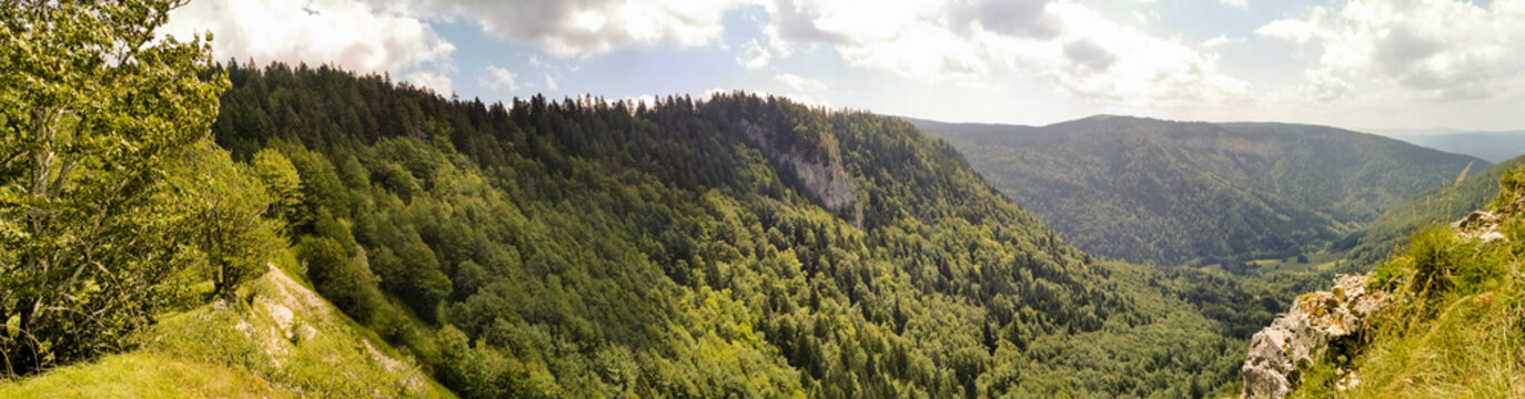 La combe d&rsquo;Orvaz, versant Est, vue depuis la cr&ecirc;te du cirque, Jura, Ain, Auvergne-Rh&ocirc;ne-Alpes, France