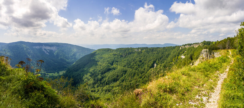 Les Roches d'Orvaz, sentier de d&eacute;couverte, cirque d&rsquo;Orvaz, Jura, Ain, Auvergne-Rh&ocirc;ne-Alpes, France