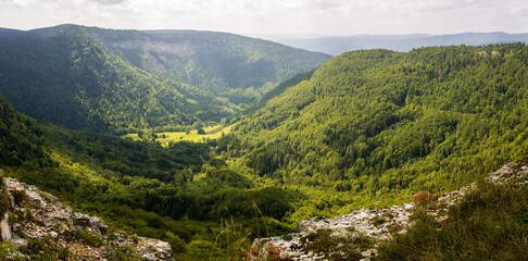 La combe d’Orvaz et la Roche Fauconnière vue depuis la crête du cirque d’Orvaz, Jura, Ain,...