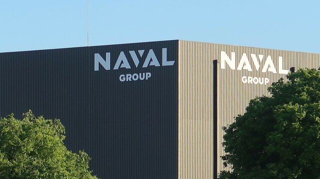 Enseigne / logo de Naval Group, c&eacute;l&egrave;bre entreprise fran&ccedil;aise, industrie de la construction navale de d&eacute;fense, sur un hangar &agrave; Toulon &ndash; mai 2022 (France)