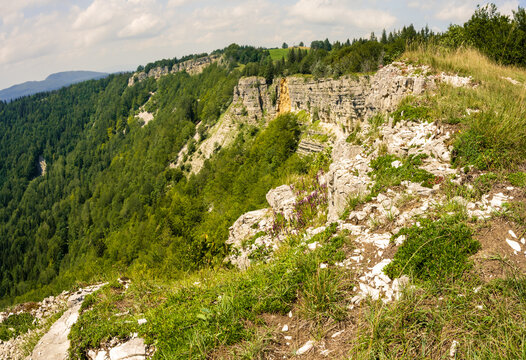 Sur la cr&ecirc;te du cirque d&rsquo;Orvaz, Jura, Ain, Auvergne-Rh&ocirc;ne-Alpes, France