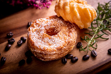 カッティングボードの上のオシャレで美味しい二つのドーナツ