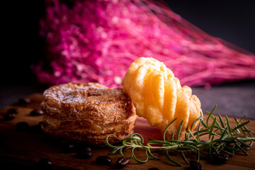 カッティングボードの上のオシャレで美味しい二つのドーナツ