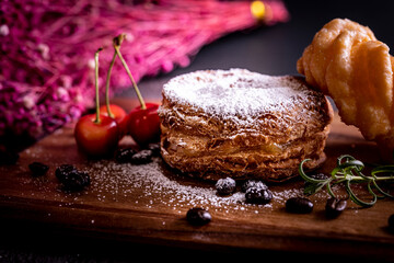 カッティングボードの上のオシャレで美味しい二つのドーナツ