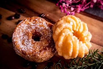 カッティングボードの上のオシャレで美味しい二つのドーナツ