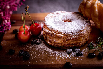 カッティングボードの上のオシャレで美味しい二つのドーナツ