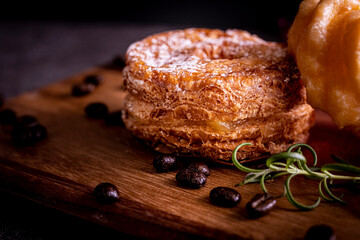 カッティングボードの上のオシャレで美味しい二つのドーナツ