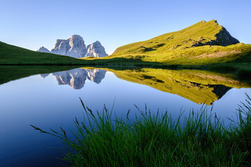 Monte Pelmo reflété sur le calme Lago delle Baste. Mondeval, Dolomites en Italie
