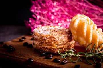 カッティングボードの上のオシャレで美味しい二つのドーナツ