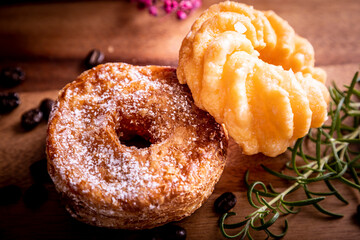 カッティングボードの上のオシャレで美味しい二つのドーナツ