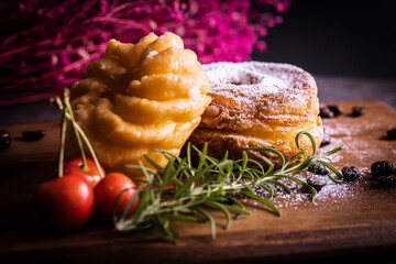 カッティングボードの上のオシャレで美味しい二つのドーナツ