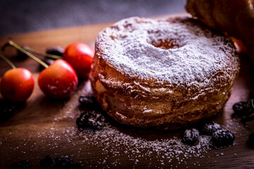 カッティングボードの上のオシャレで美味しい二つのドーナツ