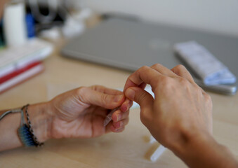 Obraz premium Una mujer hace la pcr del virus