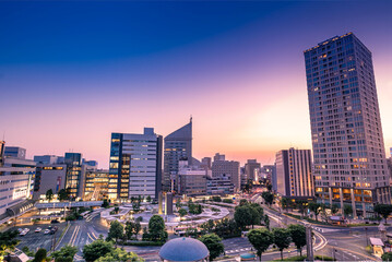 静岡県浜松市のJR浜松駅北口のよく晴れた夕方の市街地風景
