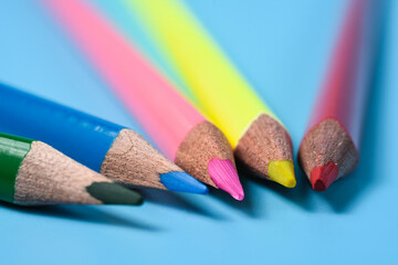Obraz premium Colorful cryons on the table. Color pencils on blue background.