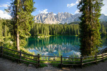 Lake Carezza (Lago di Carezza, Karersee) with Mont Latemar, province de Bolzano, Tyrol du Sud,...