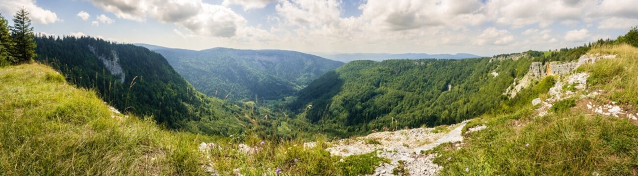 Sur la cr&ecirc;te du cirque d&rsquo;Orvaz, face &agrave; la Roche Fauconni&egrave;re, Jura, Ain, Auvergne-Rh&ocirc;ne-Alpes, France