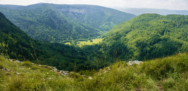 Sur la cr&ecirc;te du cirque d&rsquo;Orvaz, face &agrave; la Roche Fauconni&egrave;re, Jura, Ain, Auvergne-Rh&ocirc;ne-Alpes, France