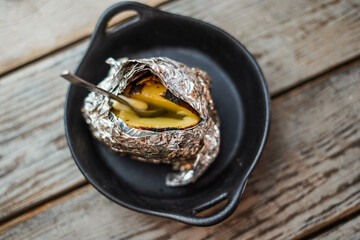 Patata asada a la parrrilla con mantequilla y hierbas