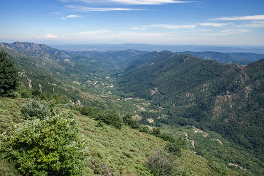 Vallée cévenole au pied des monts du Tanargue dans l'Ardèche