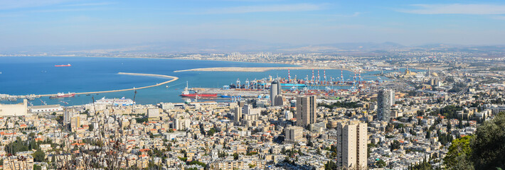 Obraz na płótnie Canvas Panorama of the city and port of Haifa.
