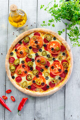 pizza z pomidorami i oliwkami
