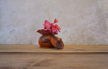 Reg Begonia Flowers in Round Decorative Wodden Box