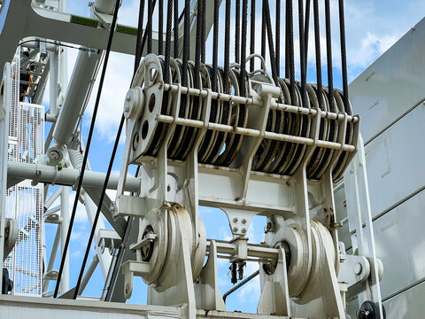 Poleas y cuerdas de gr&uacute;a industrial para levantar objetos de gran peso.