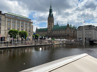 Hamburg Rathaus mit Fluss im Blick, Hamburg Innenstadt, Stadterkundung, Reisen