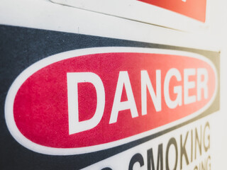 Placa de aviso de peligro o de alto riego en la seguridad industrial