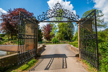 Schmiedeeisernes Tor, weit geöffnet für den Durchgang zum Schloß Varlar, Münsterland © mitifoto