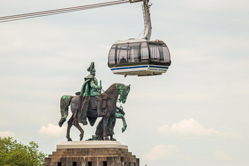 Kaiser Wilhelm Denkmal am Deutschen Eck an Rhein-Mosel mit einer Seilbahnkabine und Tourist