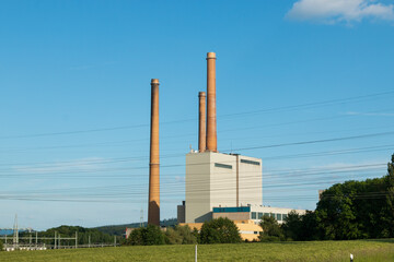 Die Charakteristischen drei Schornsteine des stillgelegten Kraftwerks Veltheim an der Weser