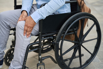 Obraz premium Disabled man experiencing knee joint pain outdoors