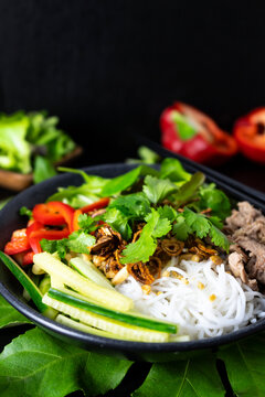 Bun Bo Nam Bo, Rice Noodle Salad, Vietnam Noodle, Reisnudelsalat mit Rindfleisch, sauce, vegetables and fish sauce