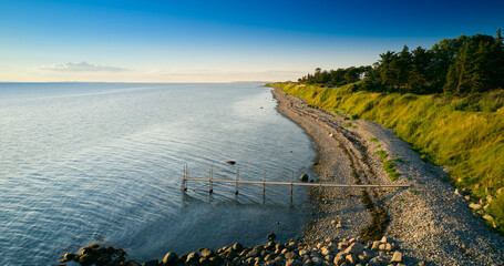 Blick auf einen Steg an der steinigen K&uuml;ste der d&auml;nischen Ortschaft Vesterl&oslash;kken auf der Ostsee Insel Sams&oslash;